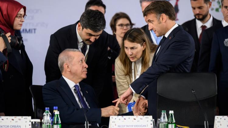 Confrontation entre Erdogan et Macron lors d’une cérémonie officielle