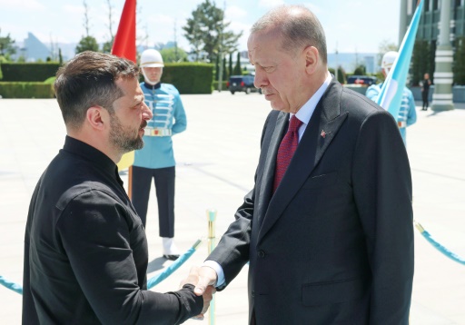 Clash diplomatique à Istanbul : Zelensky et Moscou s’affrontent verbalement