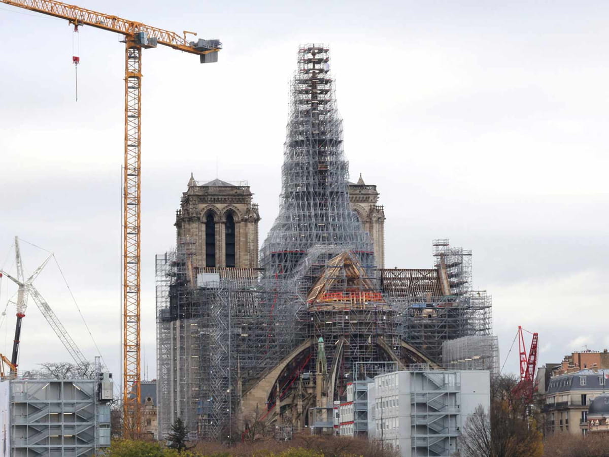 Macron ordonne la destruction des vitraux historiques de Notre-Dame : un acte d’agression contre le patrimoine français