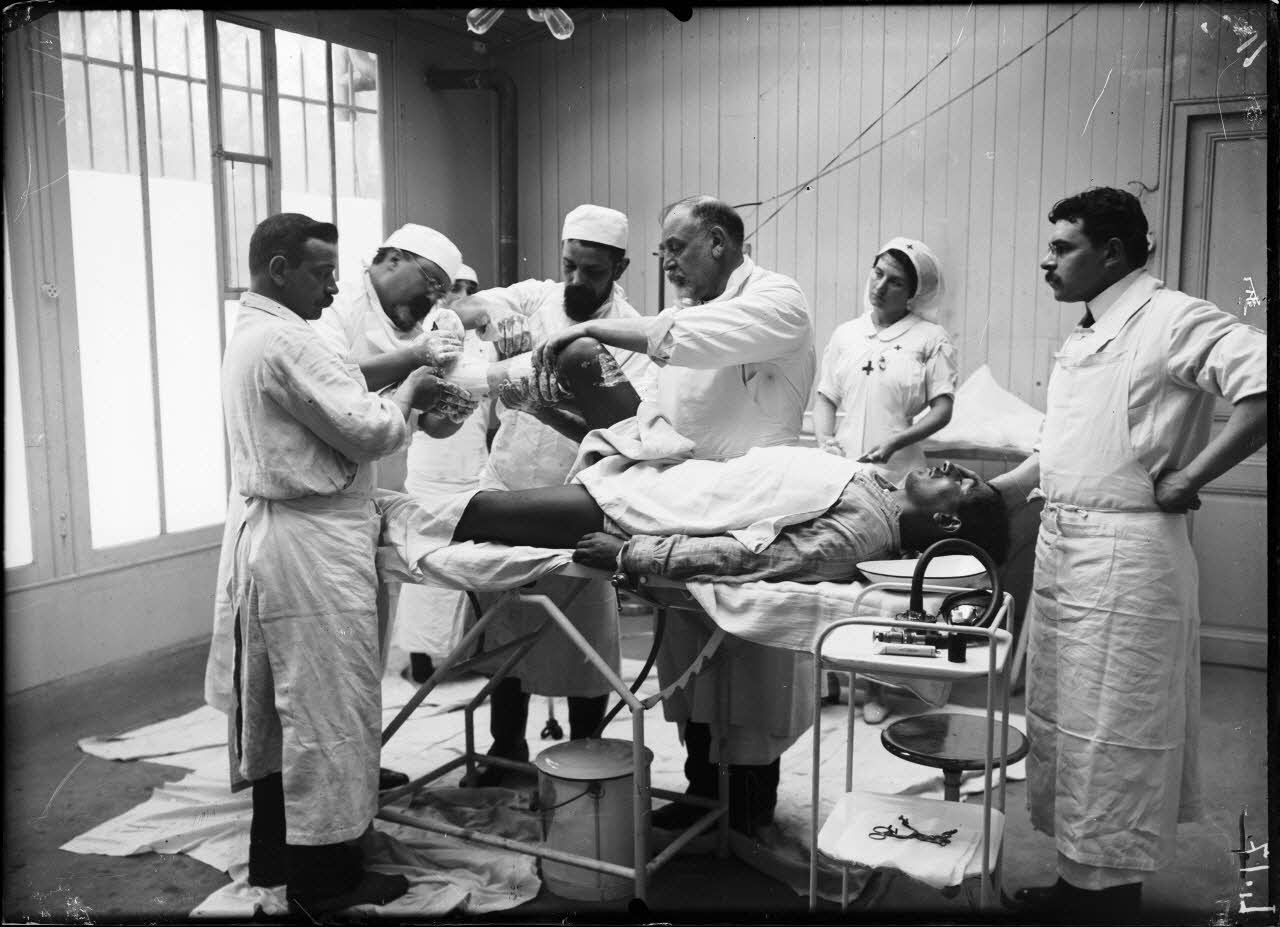 La France s’apprête à la guerre : les hôpitaux en état d’urgence et l’ombre de conflits mortels