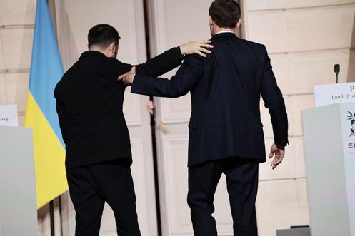 Macron et Zelensky : La France se ruine pour l’Ukraine